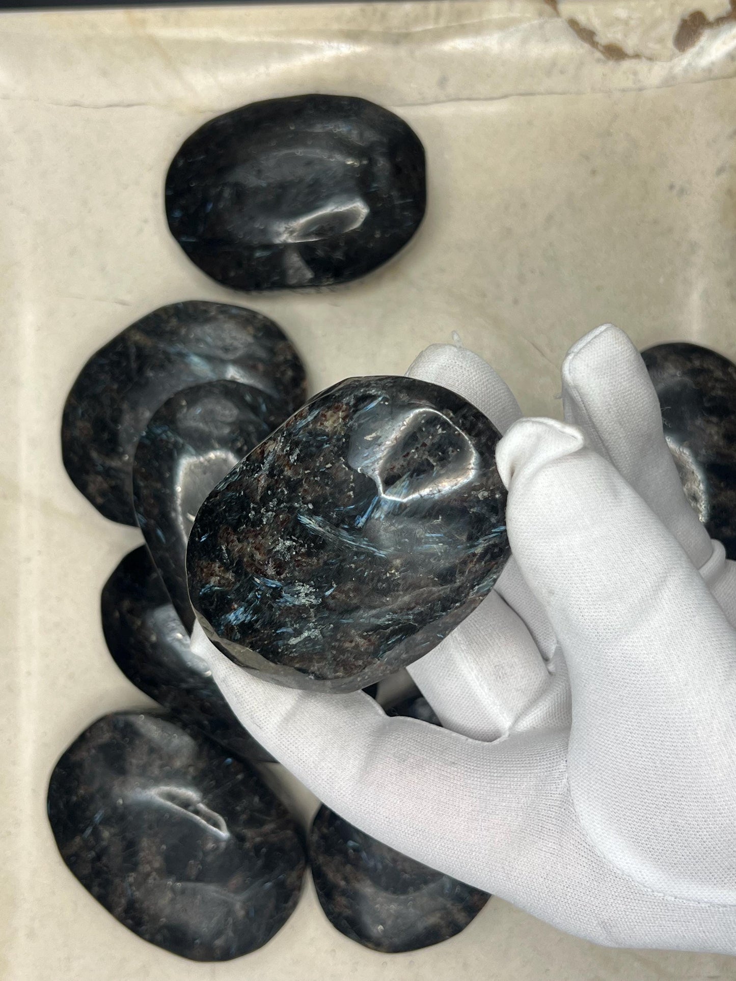 Huge New Zealand Soda-Hornblende Natural Palm Stone Smooth Polished Carved Crystal Distraction Home Decor Worry Stress Relief Anxiety Xmas