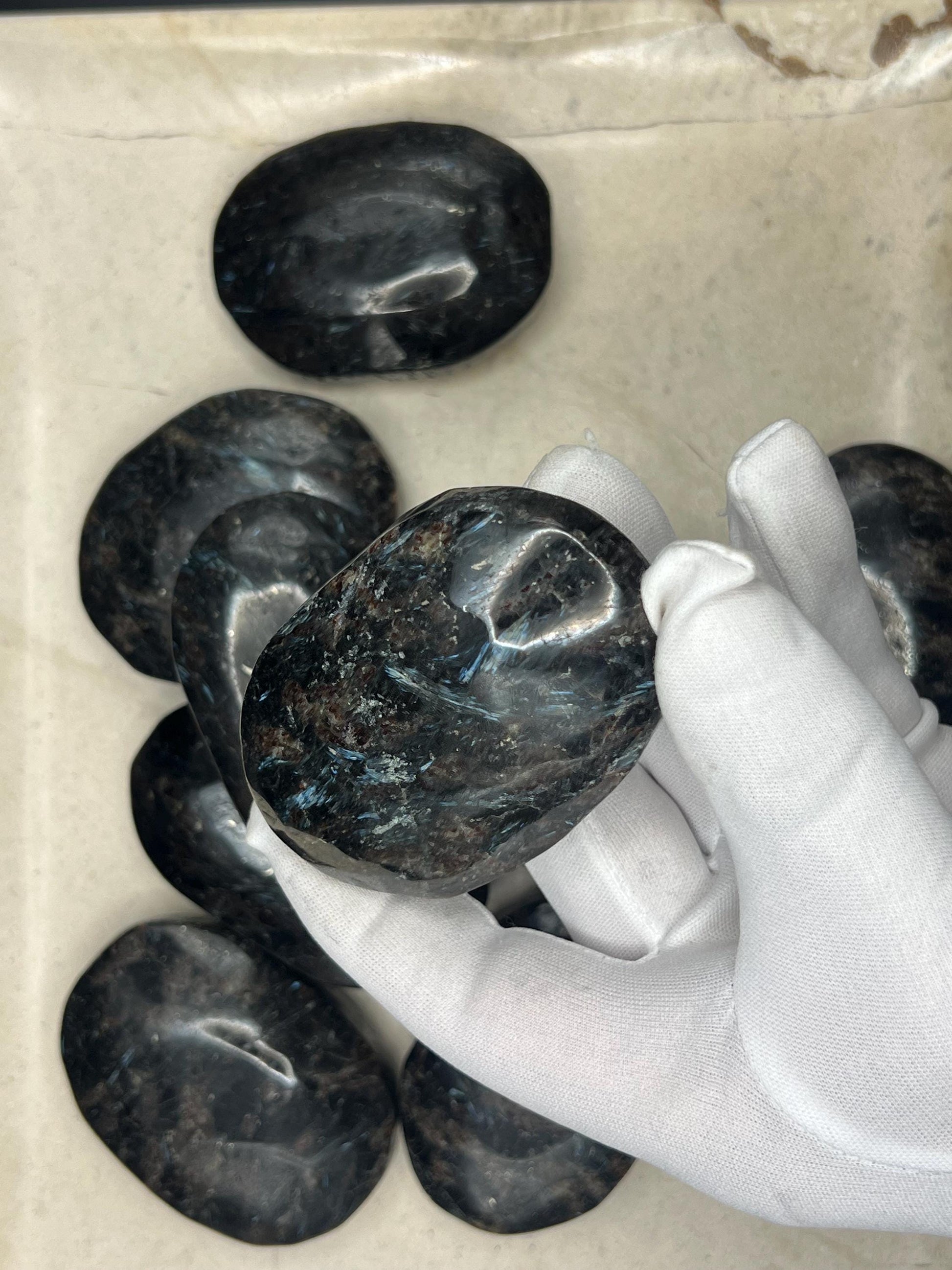 Huge New Zealand Soda-Hornblende Natural Palm Stone Smooth Polished Carved Crystal Distraction Home Decor Worry Stress Relief Anxiety Xmas