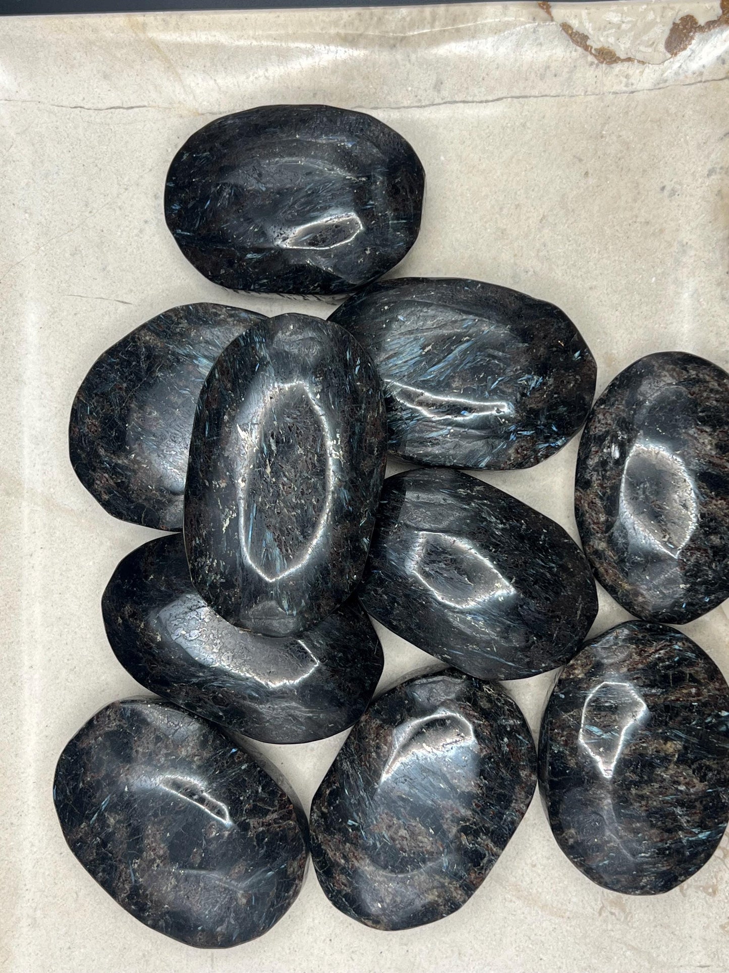 Huge New Zealand Soda-Hornblende Natural Palm Stone Smooth Polished Carved Crystal Distraction Home Decor Worry Stress Relief Anxiety Xmas