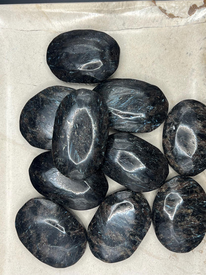 New Zealand Soda-Hornblende Palm Natural Crystal Polished Worry Stone Home Decor Anxiety Pocket Distraction Meditation Birthday Christmas