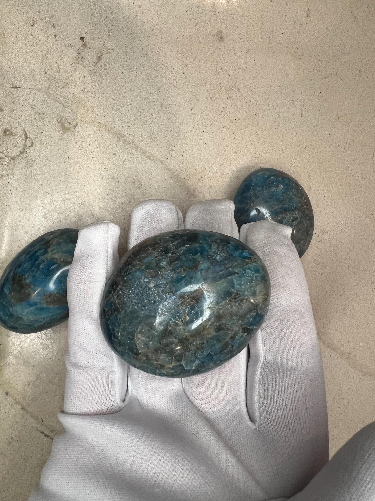 Indian Blue Apatite Natural Palm Stone Smooth Polished Carved Crystal for Distraction Worry Anxiety Home Decor Pocket Nerves Gift Christmas