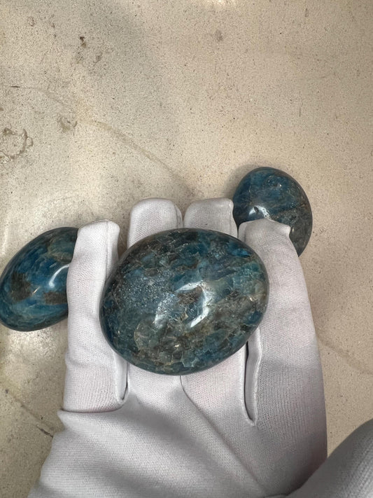 Indian Blue Apatite Natural Palm Stone Smooth Polished Carved Crystal for Distraction Worry Anxiety Home Decor Pocket Nerves Gift Christmas