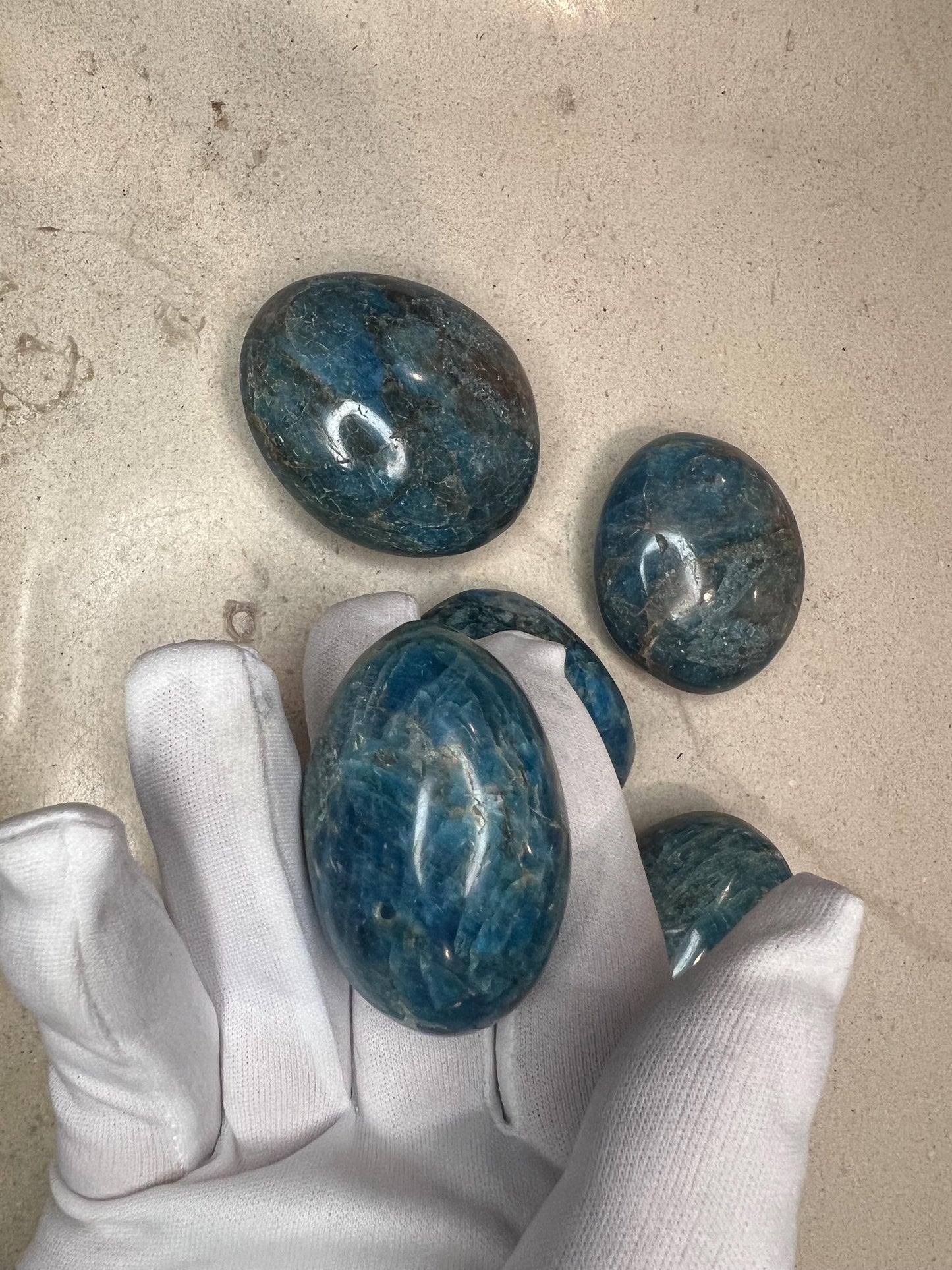 Indian Blue Apatite Natural Palm Stone Smooth Polished Carved Crystal for Distraction Worry Anxiety Home Decor Pocket Nerves Gift Christmas