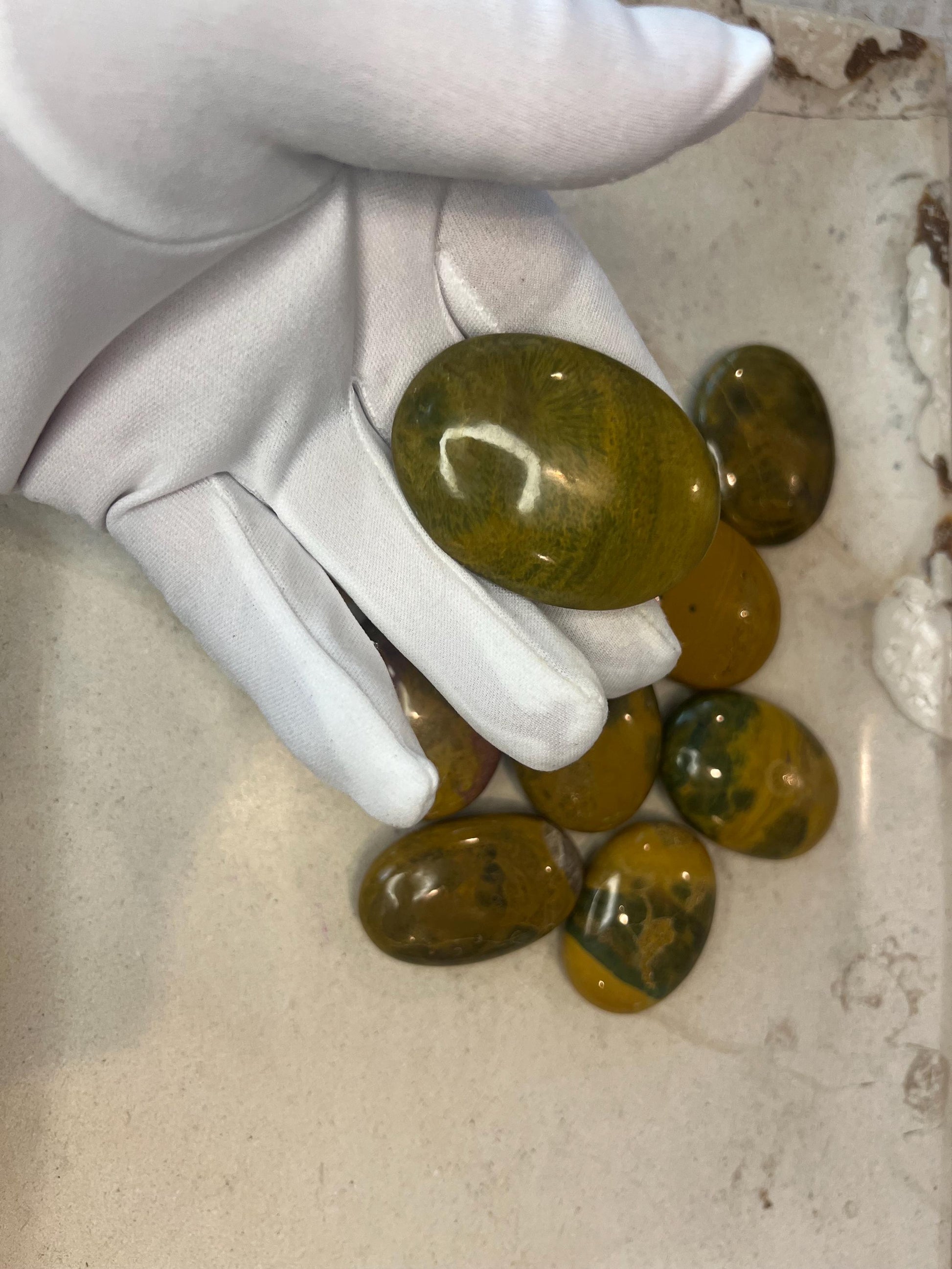 Indian Sea Jasper Palm Stones Natural Free Form Stone Smooth Polished Carved Crystal for Distraction Worry Anxiety Home Decor Christmas Gift