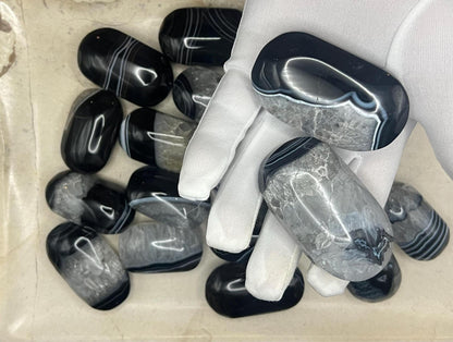 Black Onyx Banded Agate Palm Stone: Uruguay Carved Crystal for Stress Relief Home Decor Worry Pocket Stress Anxiety Palm Stone