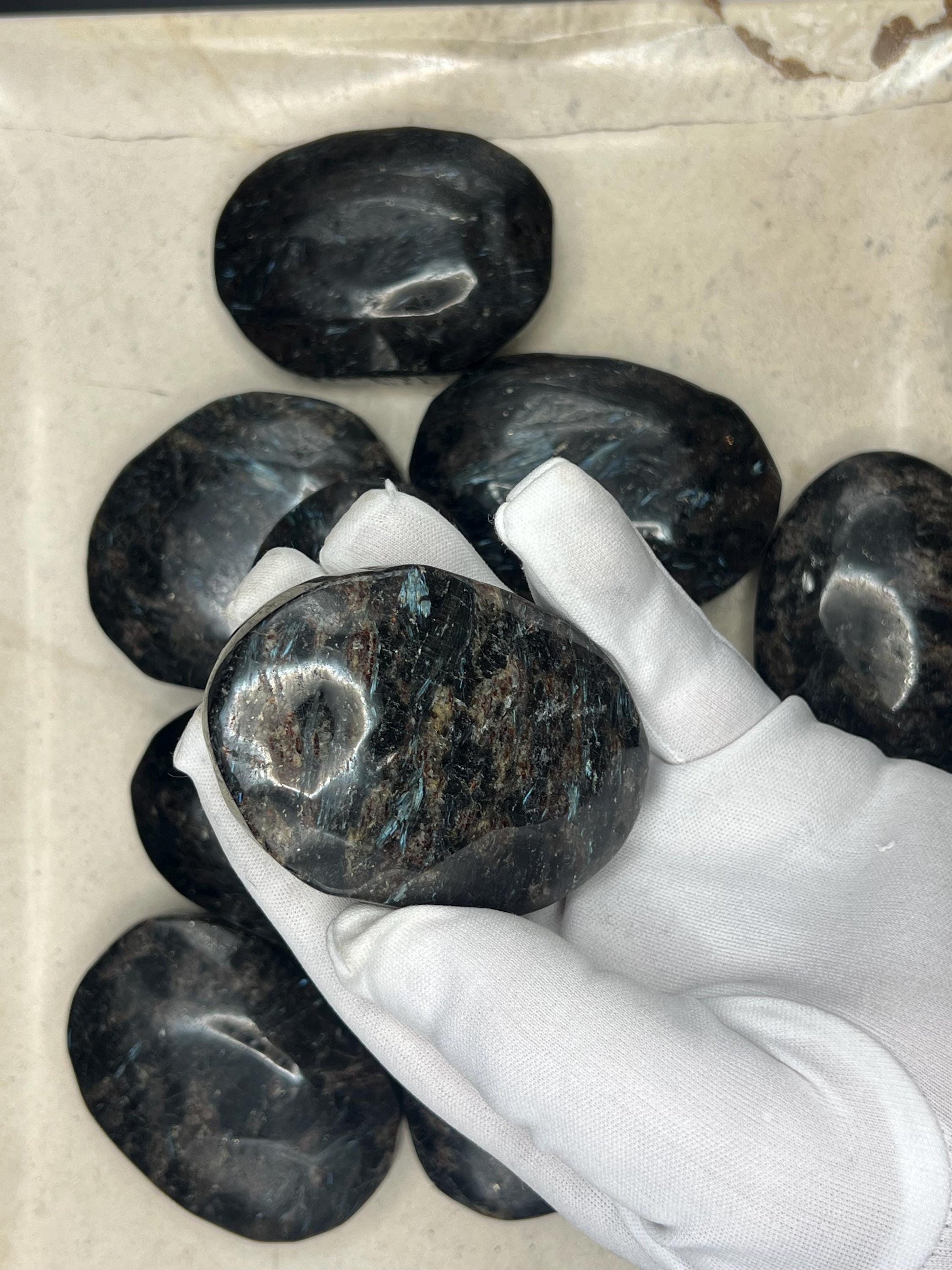 Huge New Zealand Soda-Hornblende Natural Palm Stone Smooth Polished Carved Crystal Distraction Home Decor Worry Stress Relief Anxiety Xmas