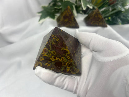 Indian Sabalgarh Marble Pyramid: Polished Crystal Meditation Decor