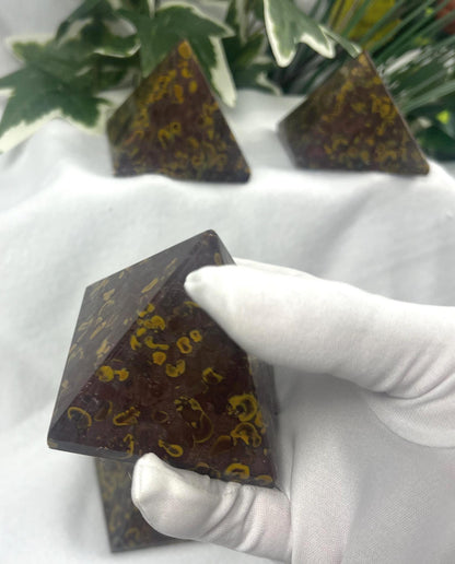 Indian Sabalgarh Marble Pyramid: Polished Crystal Meditation Decor