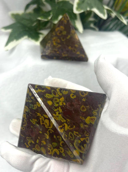 Indian Sabalgarh Marble Pyramid: Polished Crystal Meditation Decor