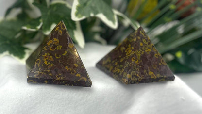 Indian Sabalgarh Marble Pyramid: Polished Crystal Meditation Decor