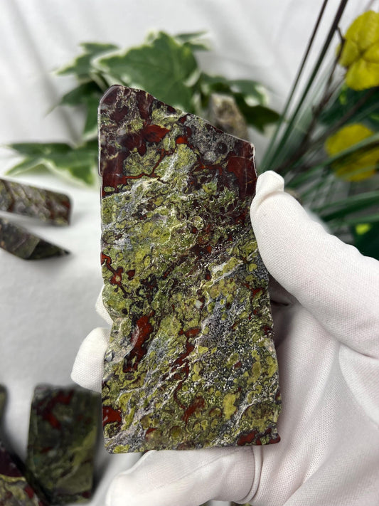 Khambhat Bloodstone Natural Palm Stone Smooth Polished Carved Crystal for Distraction from Anxiety or Worry Home Decor Holiday Home Decor