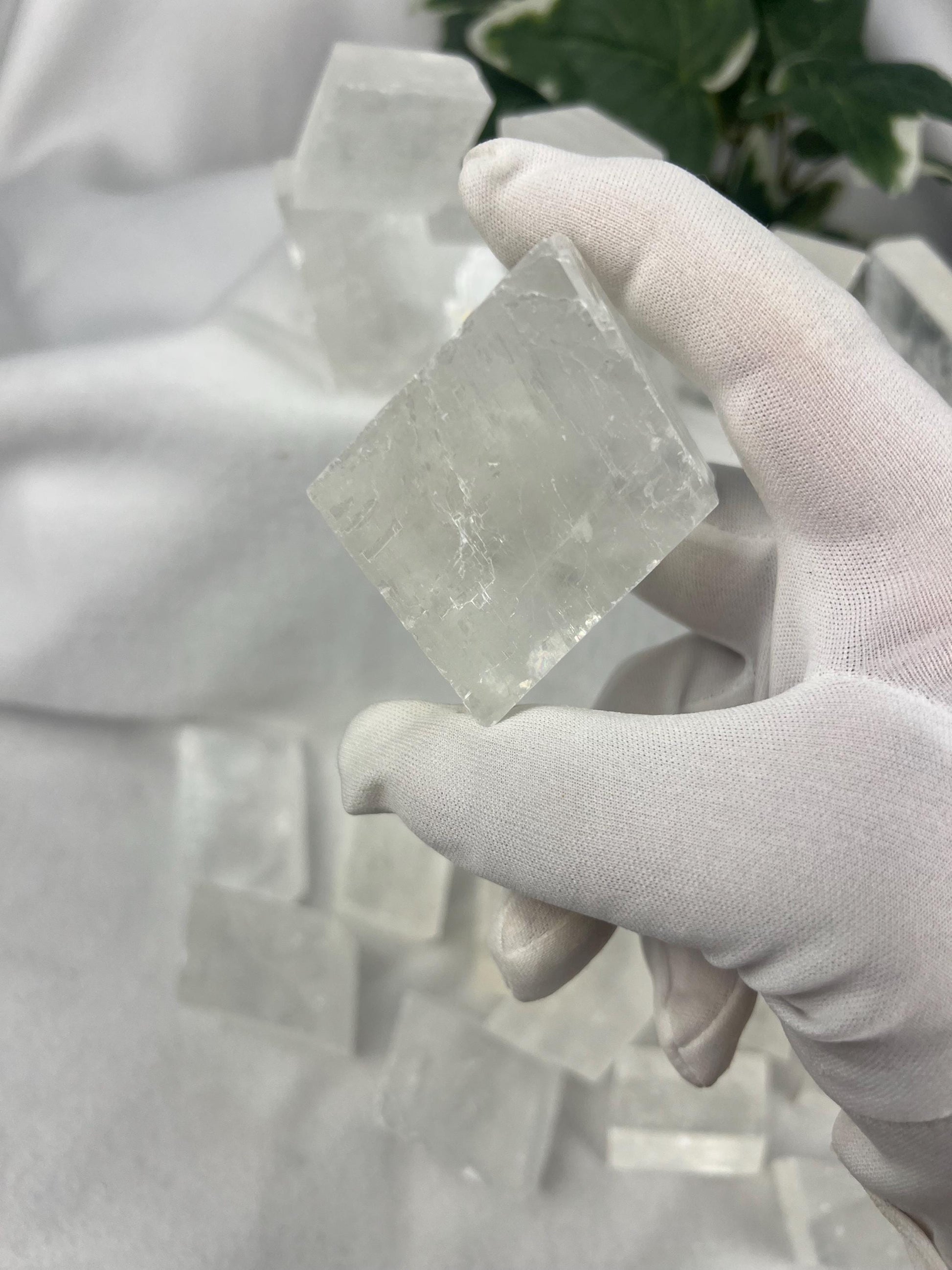 Ice Glass Calcite Palm Stones Natural Free Form Stone Smooth Polished Carved Crystal for Distraction Worry Anxiety birthday Home Decor Xmas