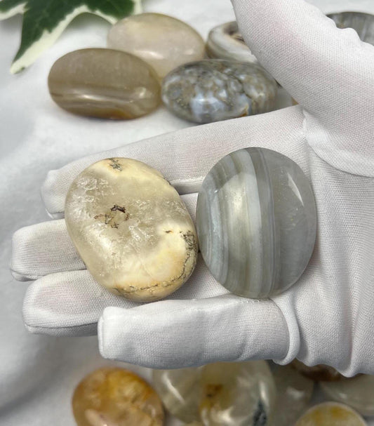 Cryptocrystalline Quartz Palm Stone Smooth Polished Carved Crystal for Distraction Holiday Home Decor Christmas Xmas Gift Anxiety Worry