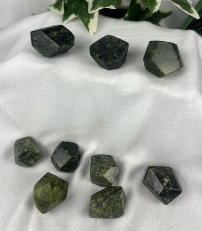 Xiuyan Nephrite Jade Worry Stone Freeform Carved Crystal for Stress Relief Home Decor Worry Pocket Stress Anxiety Palm Stone