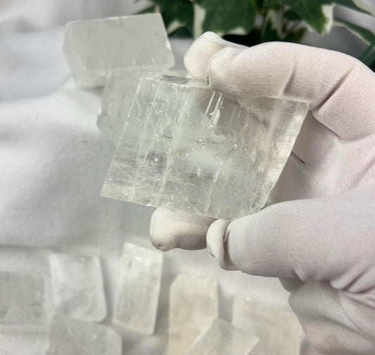 Ice Glass Calcite Palm Stones Natural Free Form Stone Smooth Polished Carved Crystal for Distraction Worry Anxiety birthday Home Decor Xmas