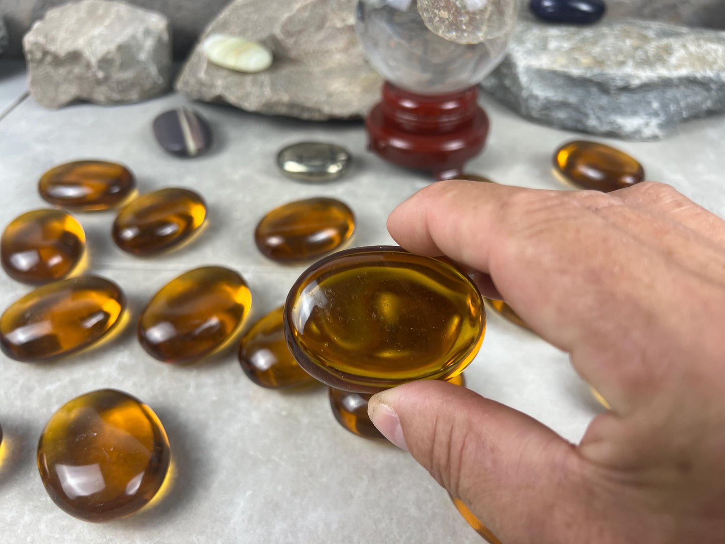 Smelting Honey Quartz Palm Stones Healing Crystal Yellow Quartz Spiritual Energy Stone Meditation Mindfulness Handheld Crystal Home Decor
