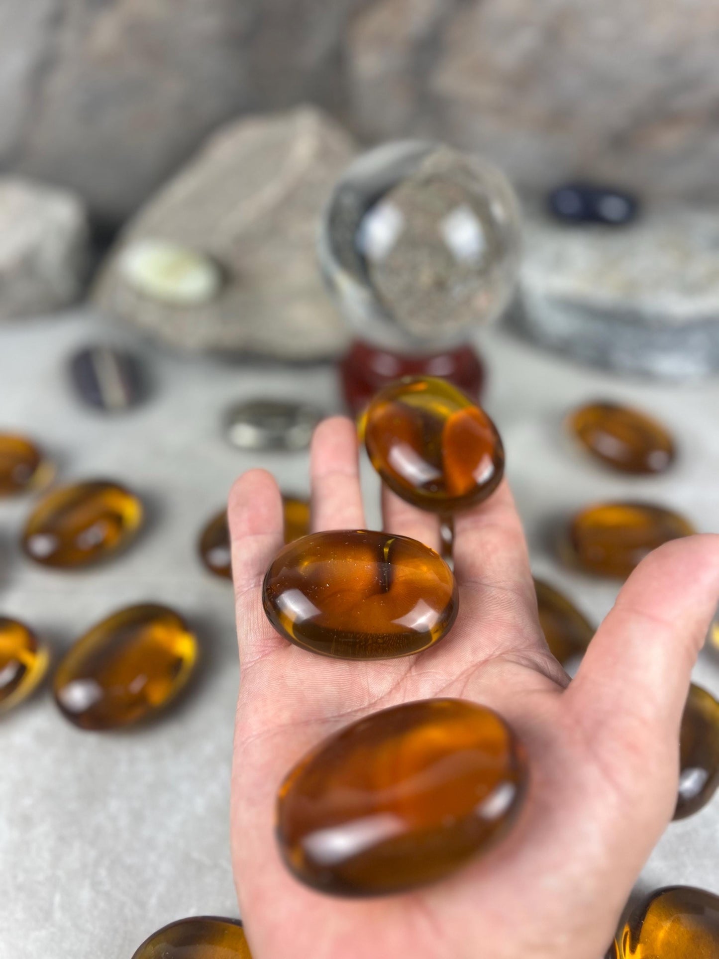 Smelting Honey Quartz Palm Stones Healing Crystal Yellow Quartz Spiritual Energy Stone Meditation Mindfulness Handheld Crystal Home Decor