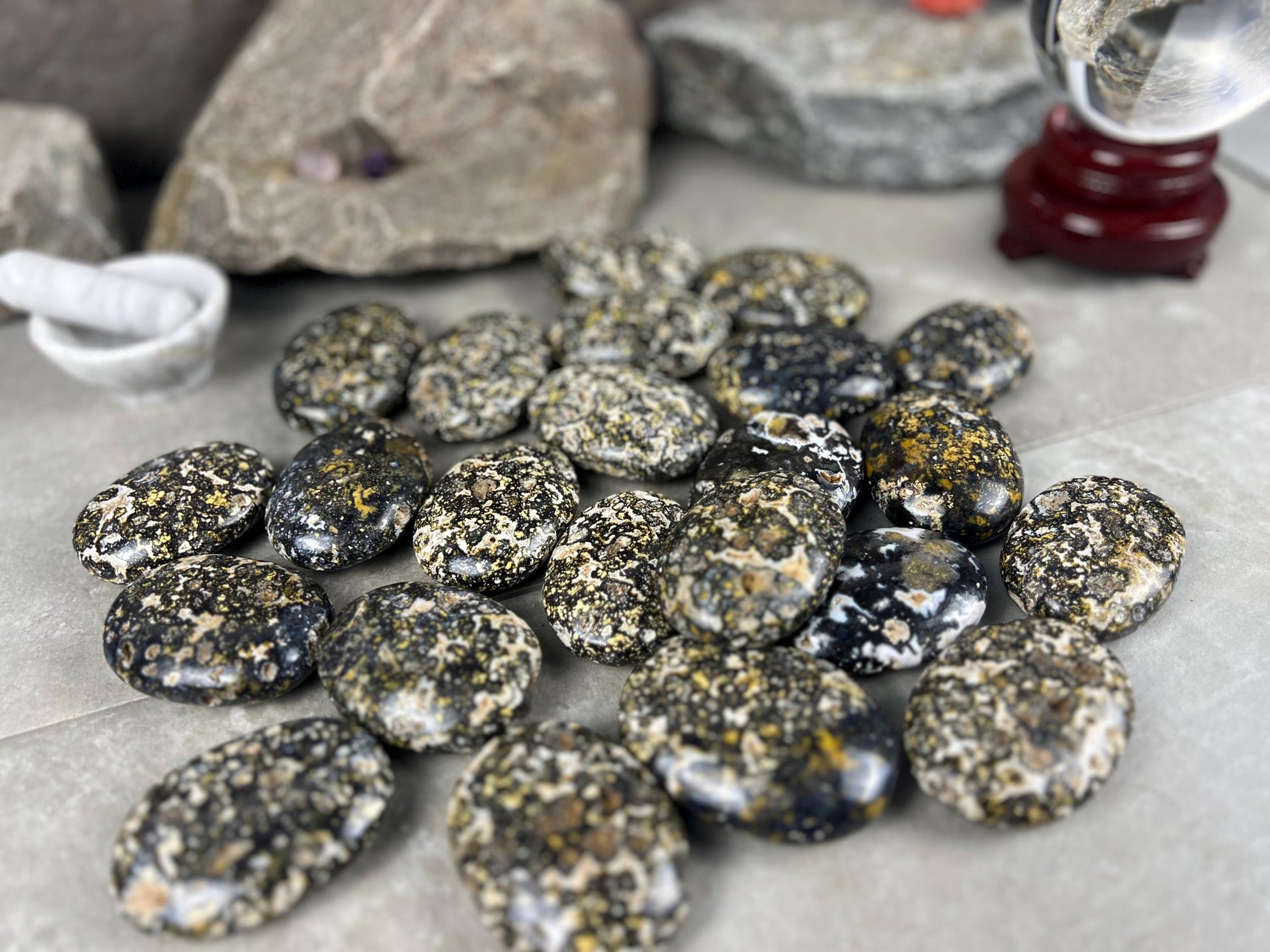 Deccan Plateau Chloromelanite Agate Palm Stone Natural Polished Crystal for Anxiety Relief Home Decor Worry Pocket Stress Anxiety Palm Stone