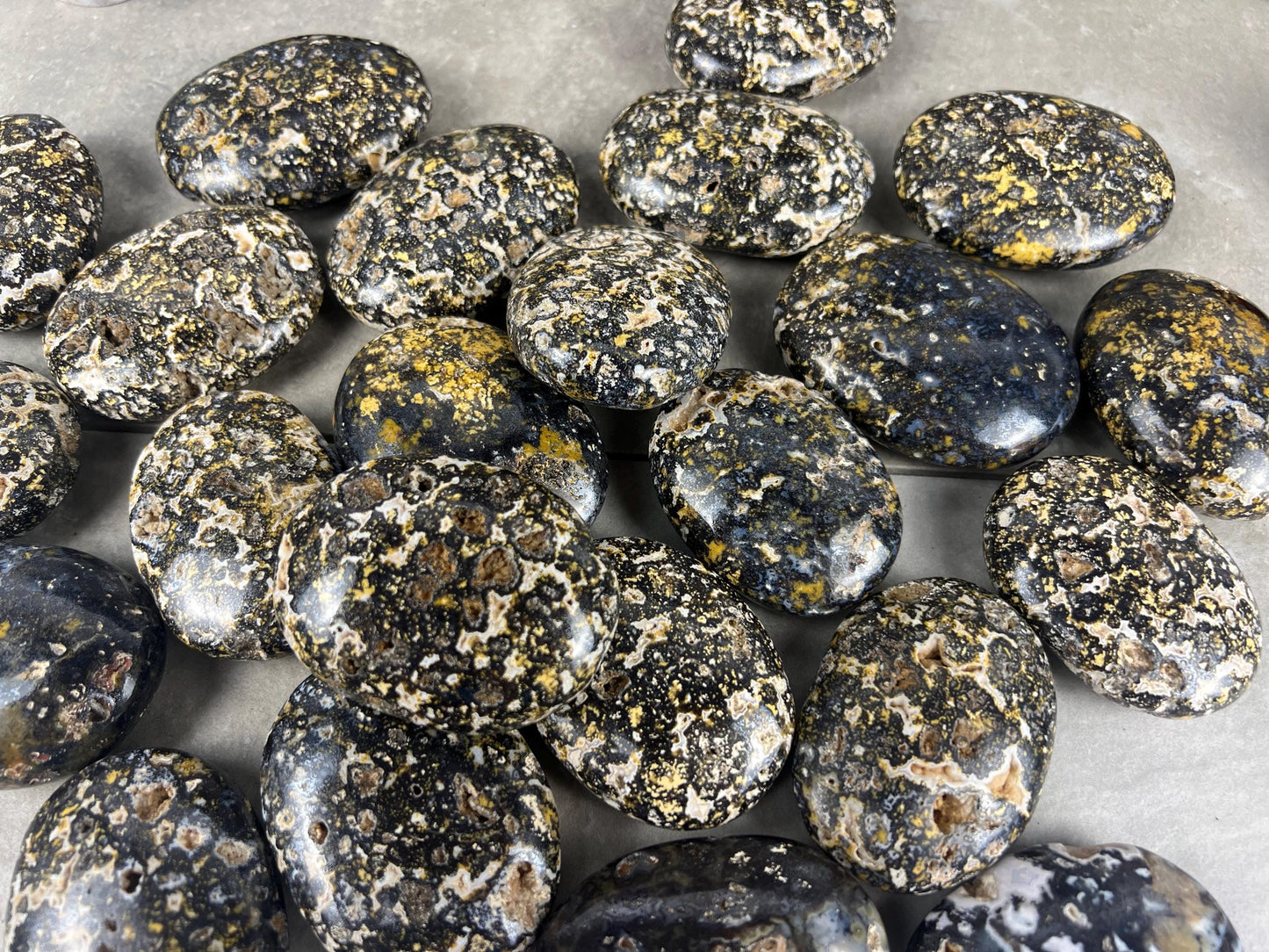 Deccan Plateau Chloromelanite Agate Palm Stone Natural Polished Crystal for Anxiety Relief Home Decor Worry Pocket Stress Anxiety Palm Stone
