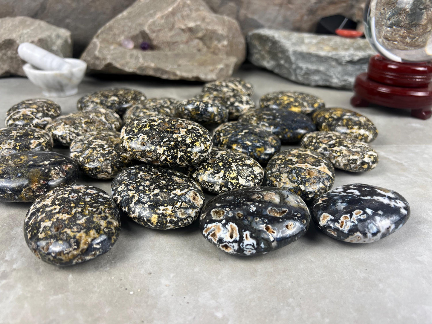 Deccan Plateau Chloromelanite Agate Palm Stone Natural Polished Crystal for Anxiety Relief Home Decor Worry Pocket Stress Anxiety Palm Stone