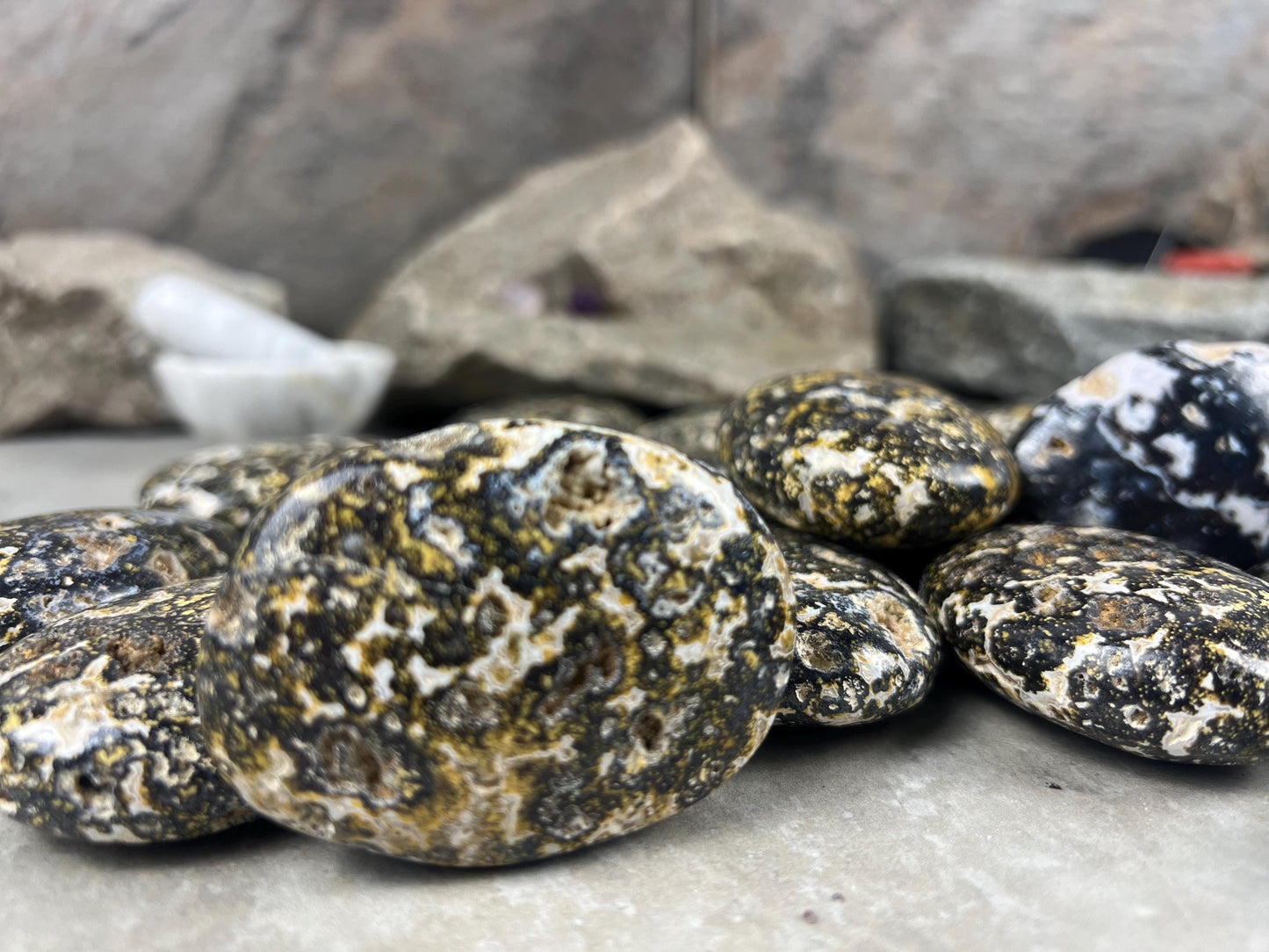 Deccan Plateau Chloromelanite Agate Palm Stone Natural Polished Crystal for Anxiety Relief Home Decor Worry Pocket Stress Anxiety Palm Stone