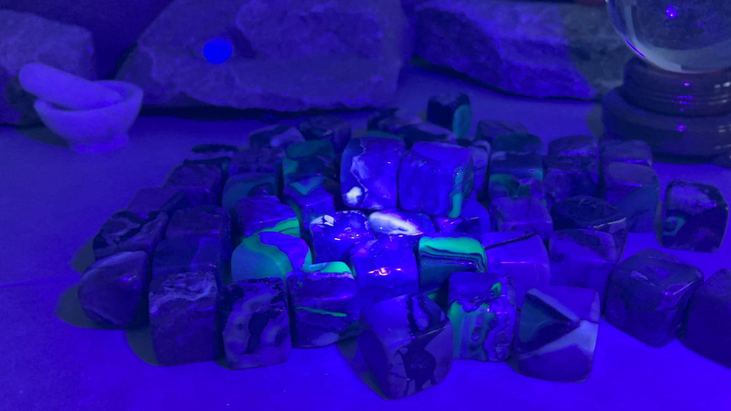 Californian Volcano Agate UV Reactive Cubic Palm Stones Polished Crystal for Anxiety Relief Gift Stress Worry Stone Pocket Talisman