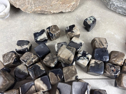 Californian Volcano Agate UV Reactive Cubic Palm Stones Polished Crystal for Anxiety Relief Gift Stress Worry Stone Pocket Talisman