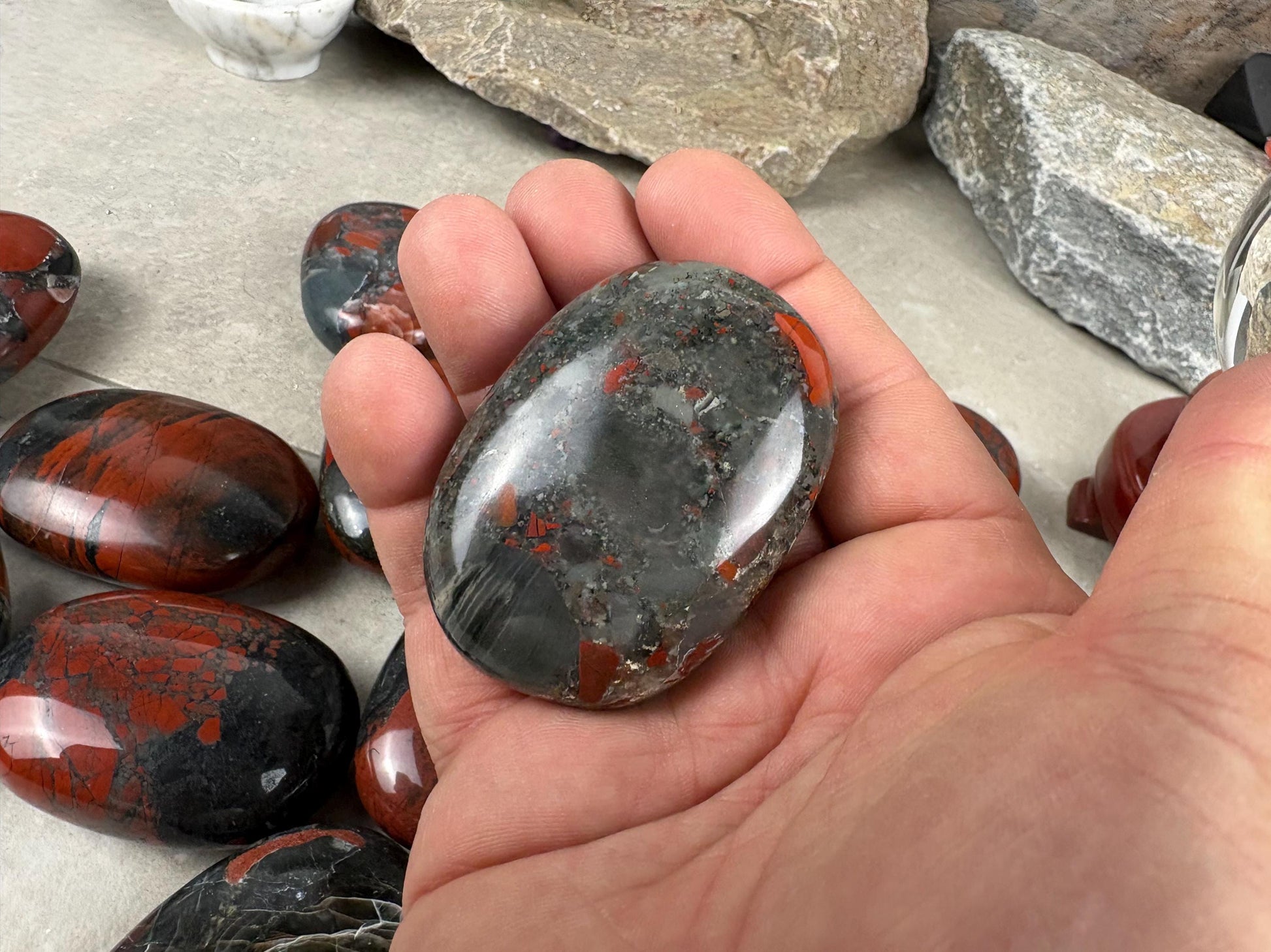 Excellent Quality Madhya Pradesh Blood Stone Palm Stone Polished Worry Stress Home Decor Distraction Pocket Stress Anxiety Palm Pocket