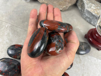 Excellent Quality Madhya Pradesh Blood Stone Palm Stone Polished Worry Stress Home Decor Distraction Pocket Stress Anxiety Palm Pocket