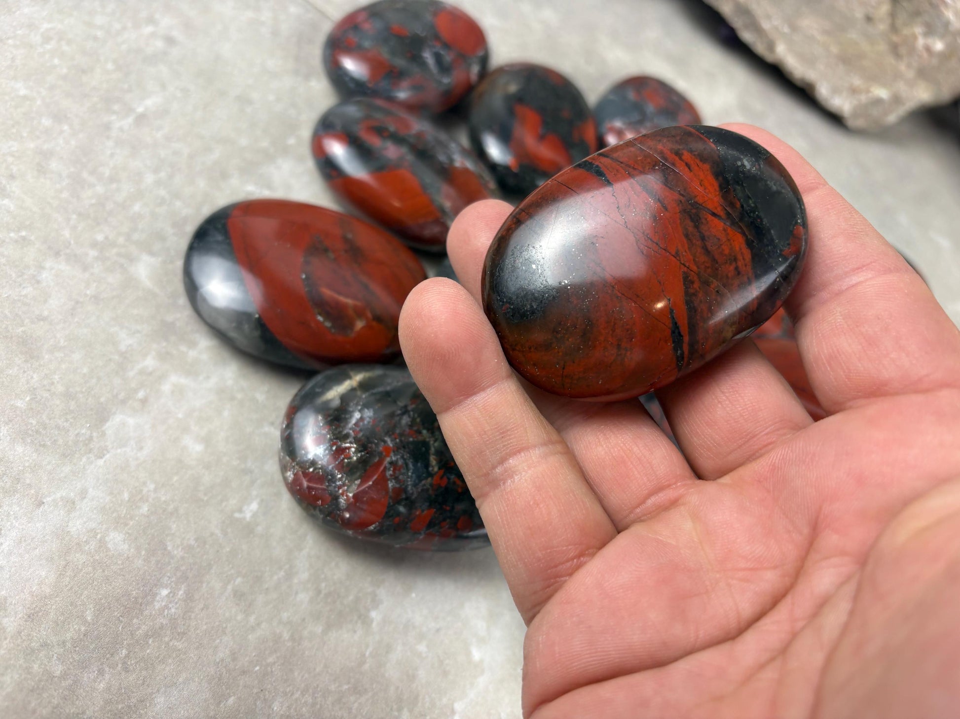 Excellent Quality Madhya Pradesh Blood Stone Palm Stone Polished Worry Stress Home Decor Distraction Pocket Stress Anxiety Palm Pocket