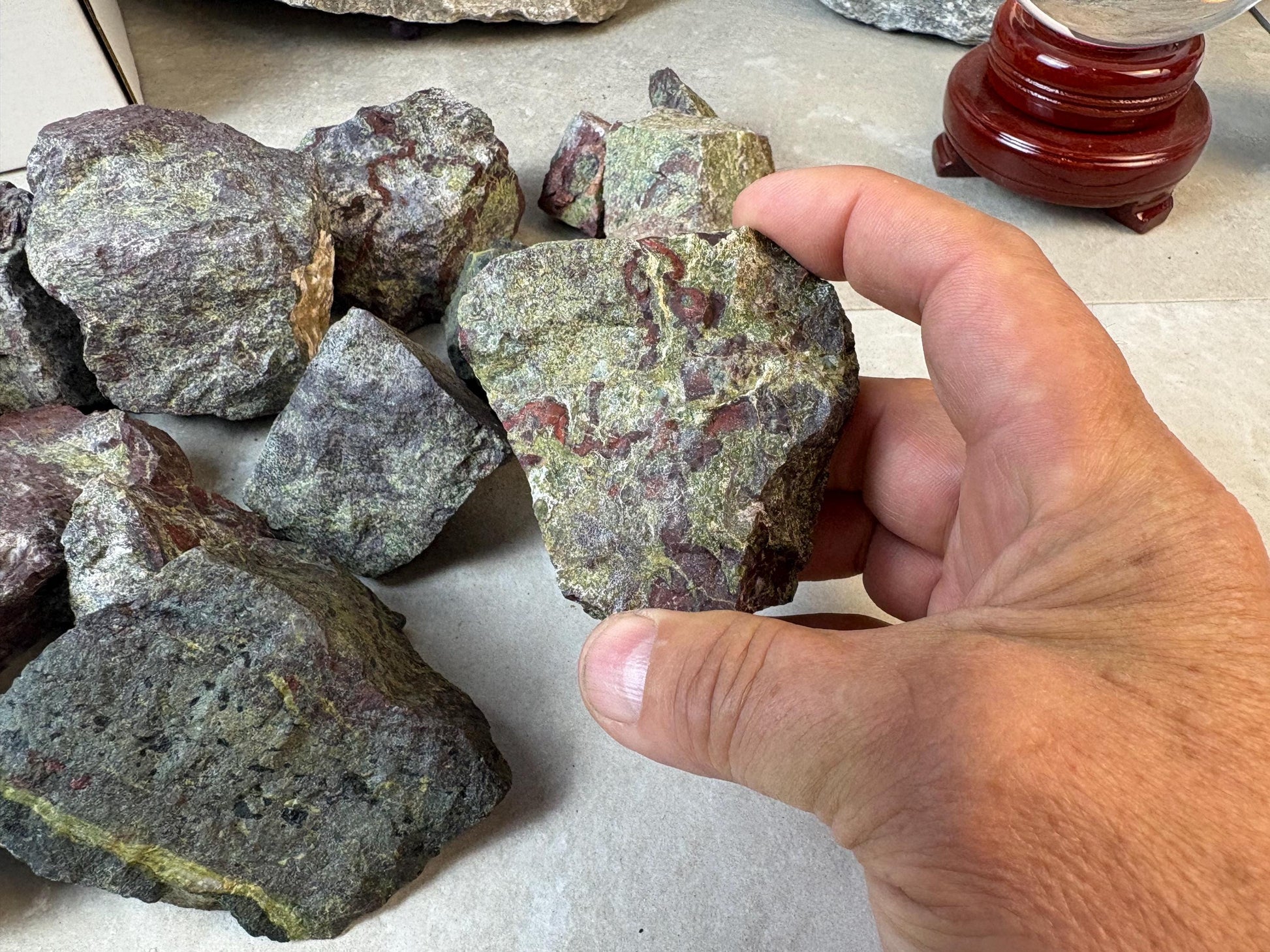 Raw Mozambique Dragon Blood Stone Natural Carved Crystal, Holiday Home Decor Crystal Collectible Arts Crafts Home Decor Gift Christmas