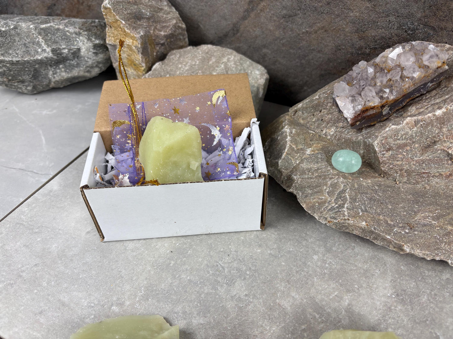 Raw California Chartreuse Jade Stone Natural Carved Crystal, Holiday Home Decor Crystal Collectible Arts Crafts Home Decor Gift Christmas