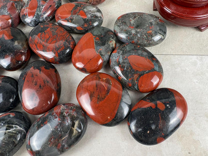 Excellent Quality Madhya Pradesh Blood Stone Palm Stone Polished Worry Stress Home Decor Distraction Pocket Stress Anxiety Palm Pocket