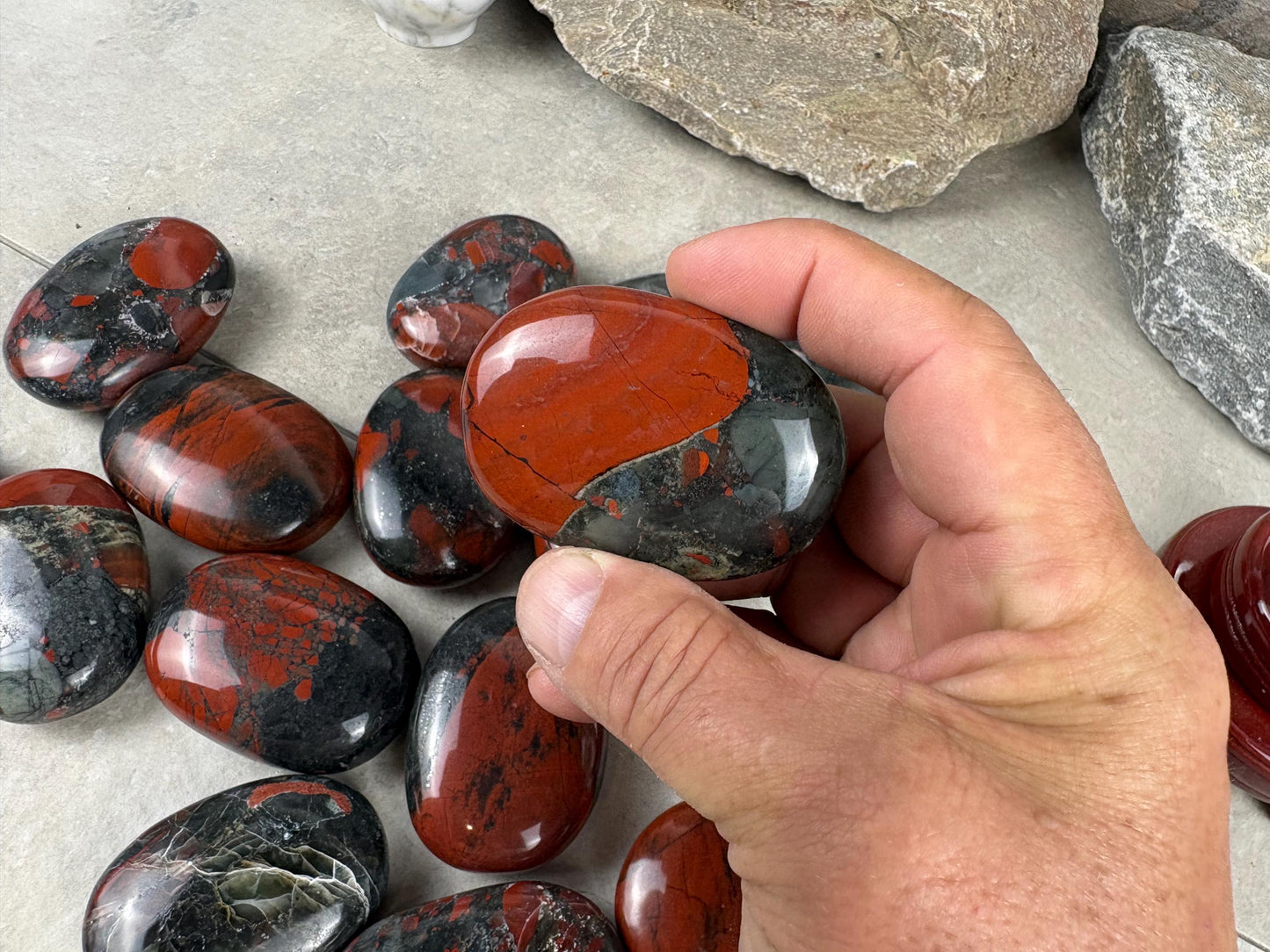 Excellent Quality Madhya Pradesh Blood Stone Palm Stone Polished Worry Stress Home Decor Distraction Pocket Stress Anxiety Palm Pocket