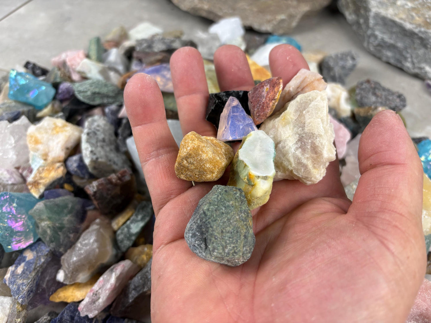 Raw Crystal Confetti Glass Arts and Crafts Home Decor Gift Birthday Stone Worry Meditation Christmas Quartz Kunzite Jade Zoisite Calcite