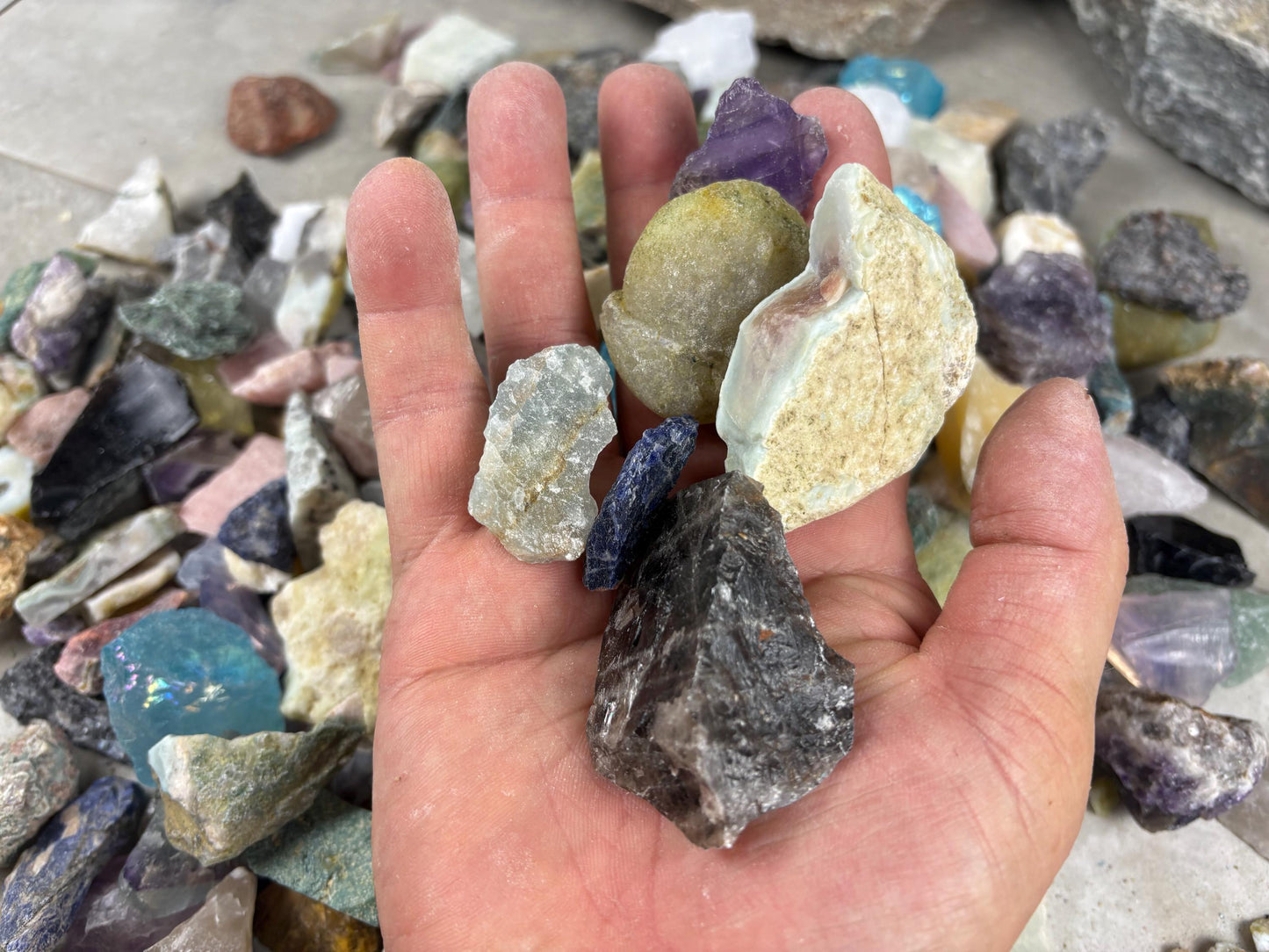 Raw Crystal Confetti Glass Arts and Crafts Home Decor Gift Birthday Stone Worry Meditation Christmas Quartz Kunzite Jade Zoisite Calcite
