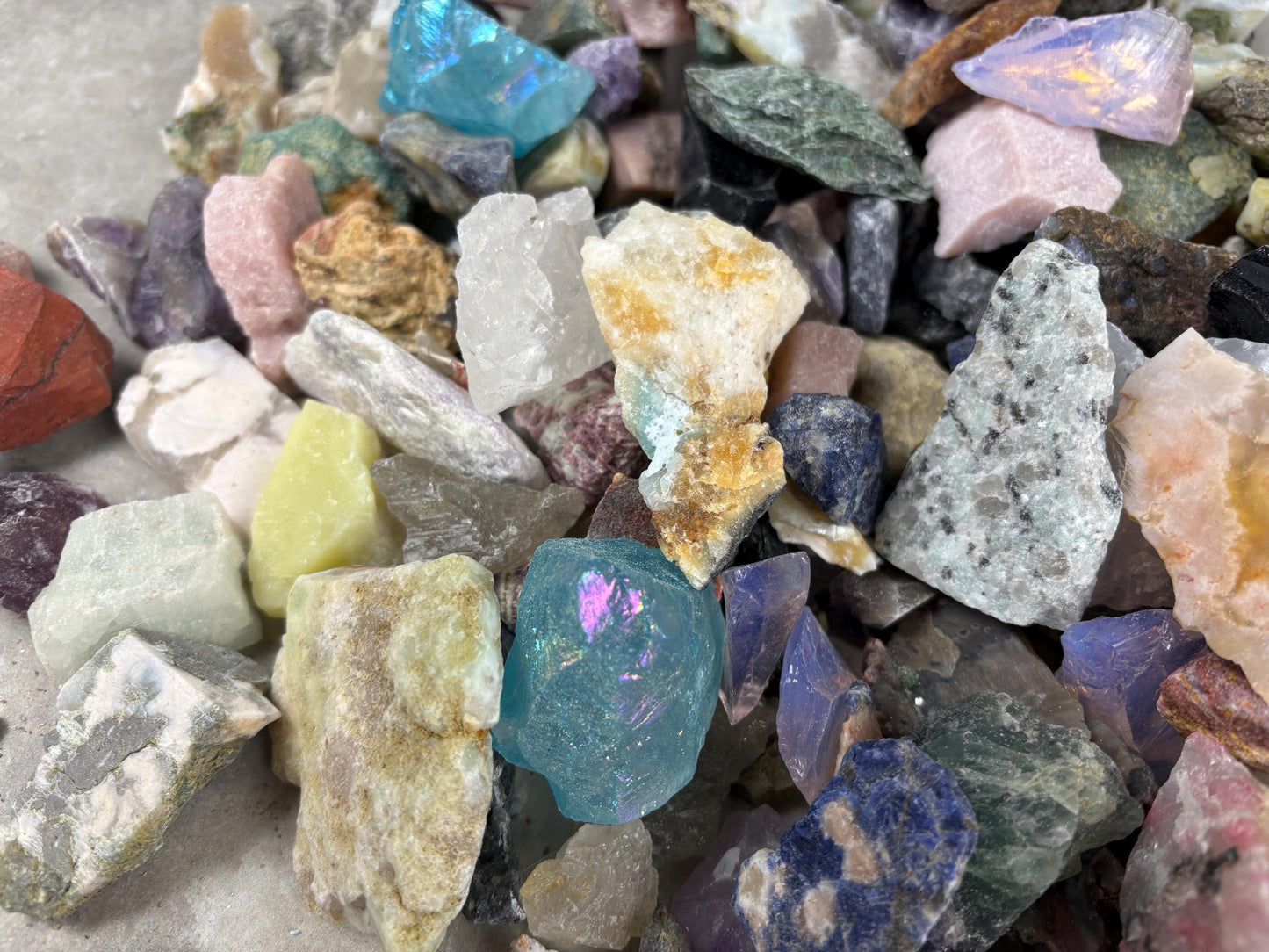 Raw Crystal Confetti Glass Arts and Crafts Home Decor Gift Birthday Stone Worry Meditation Christmas Quartz Kunzite Jade Zoisite Calcite
