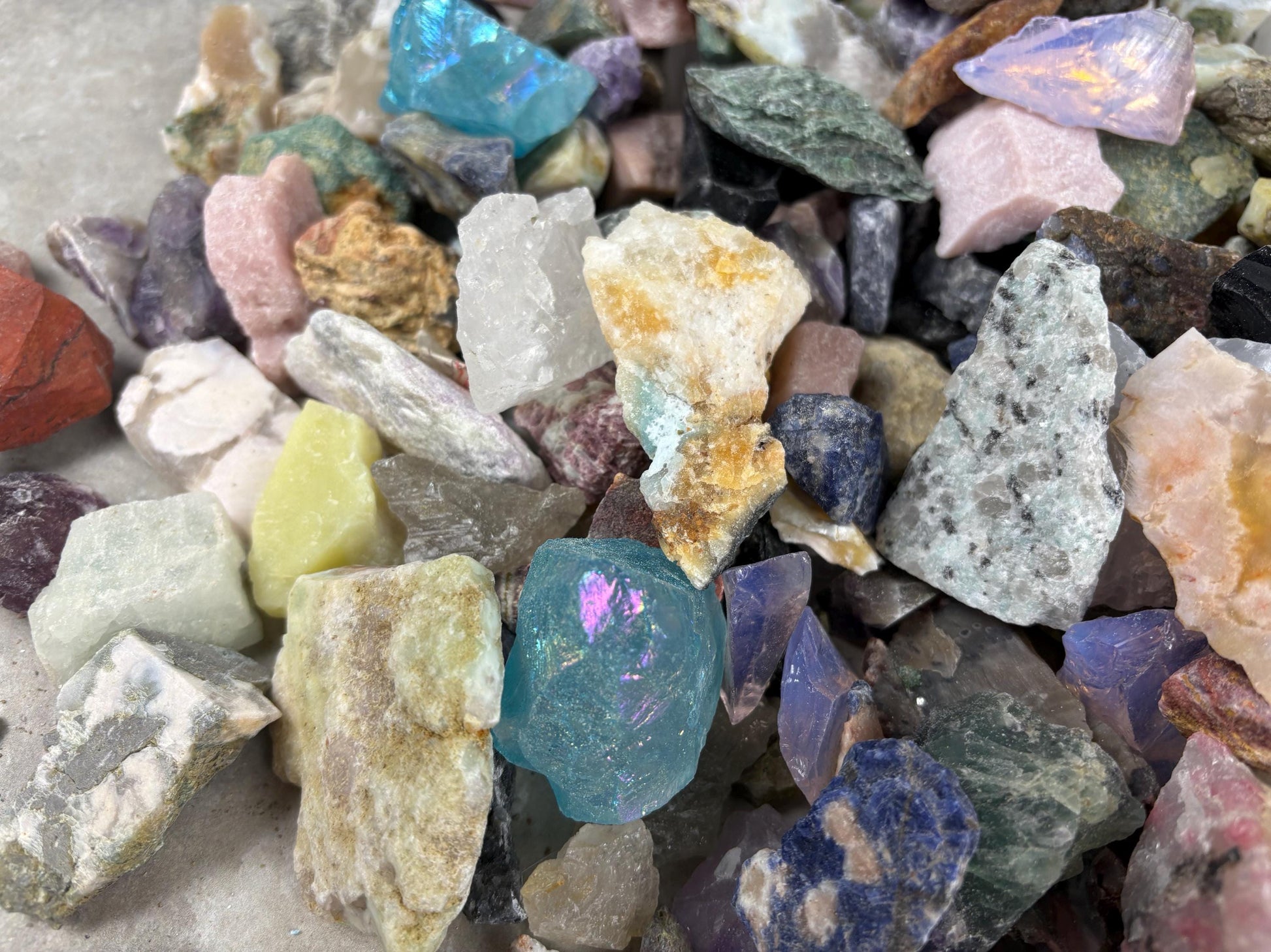 Raw Crystal Confetti Glass Arts and Crafts Home Decor Gift Birthday Stone Worry Meditation Christmas Quartz Kunzite Jade Zoisite Calcite