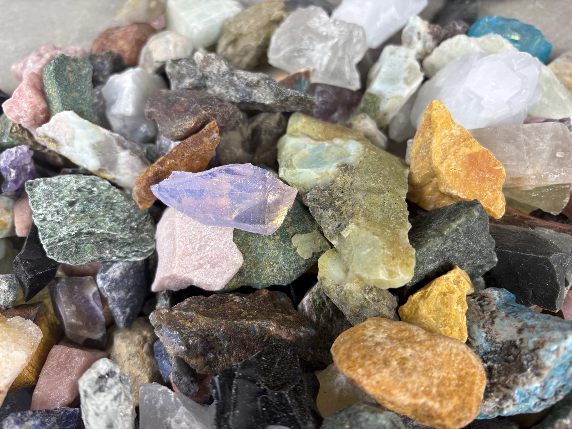 Raw Crystal Confetti Glass Arts and Crafts Home Decor Gift Birthday Stone Worry Meditation Christmas Quartz Kunzite Jade Zoisite Calcite