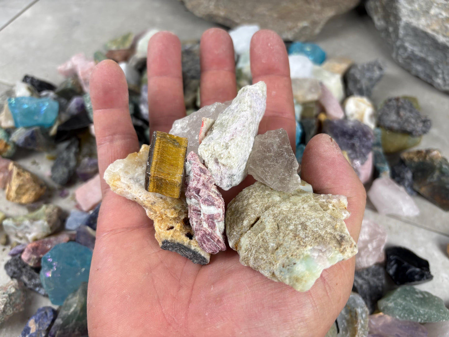 Raw Crystal Confetti Glass Arts and Crafts Home Decor Gift Birthday Stone Worry Meditation Christmas Quartz Kunzite Jade Zoisite Calcite