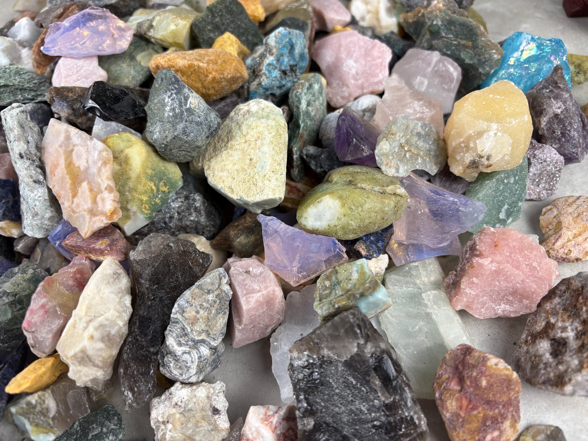 Raw Crystal Confetti Glass Arts and Crafts Home Decor Gift Birthday Stone Worry Meditation Christmas Quartz Kunzite Jade Zoisite Calcite