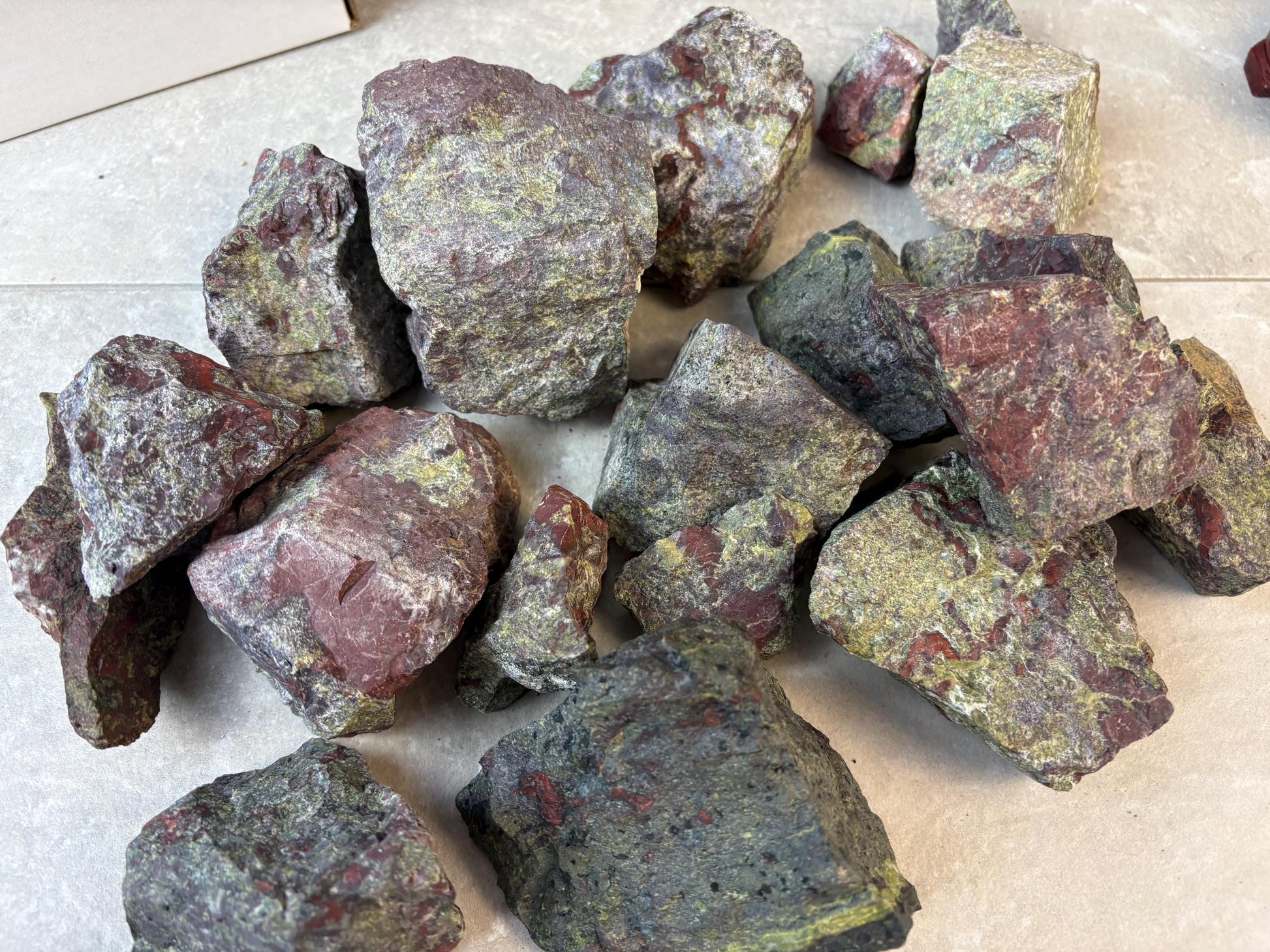 Raw Mozambique Dragon Blood Stone Natural Carved Crystal, Holiday Home Decor Crystal Collectible Arts Crafts Home Decor Gift Christmas