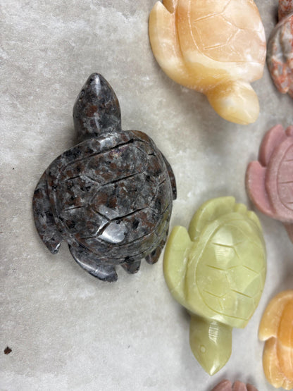 Peruvian Crystal Sea Turtle Carving: Polished Gemstone Feng Shui Decor
