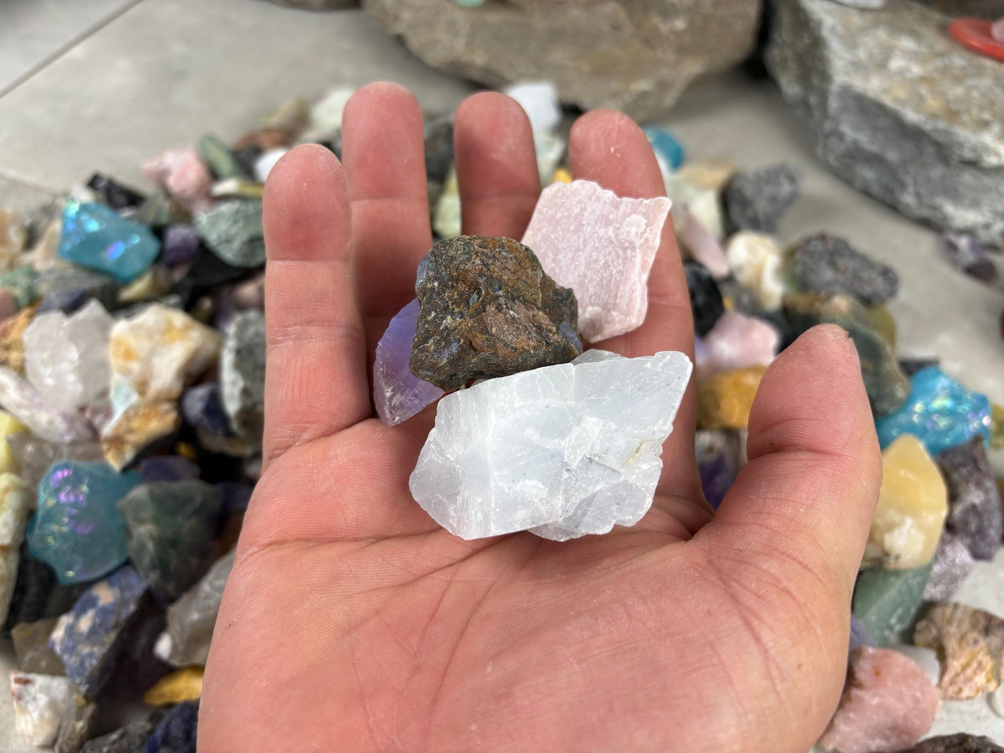 Raw Crystal Confetti Glass Arts and Crafts Home Decor Gift Birthday Stone Worry Meditation Christmas Quartz Kunzite Jade Zoisite Calcite