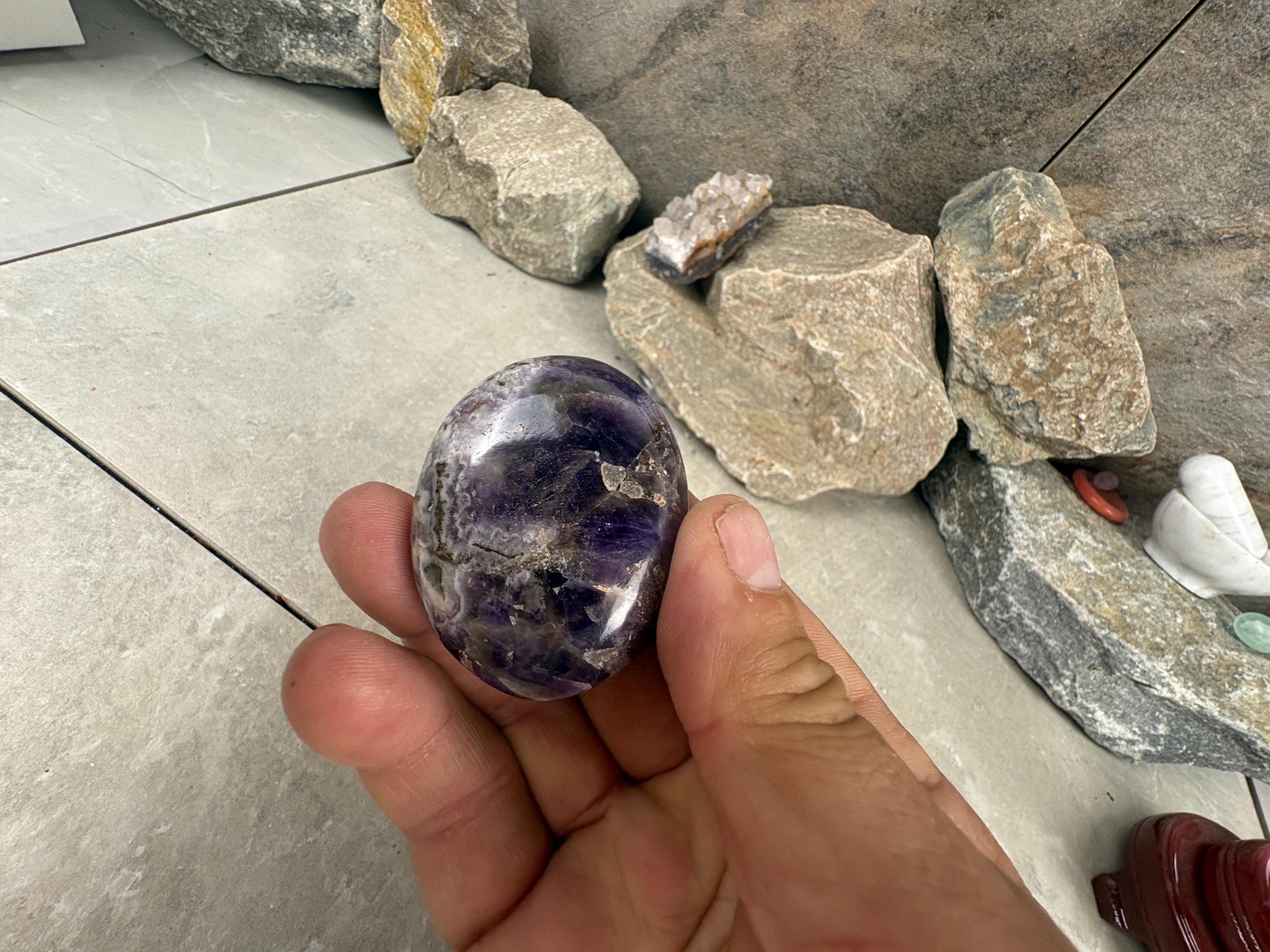 Traditional India Saputra Amethyst Mountain Palm Stone Polished Carved Crystal Home Decor Worry Pocket Stress Anxiety Palm Stone Birthday