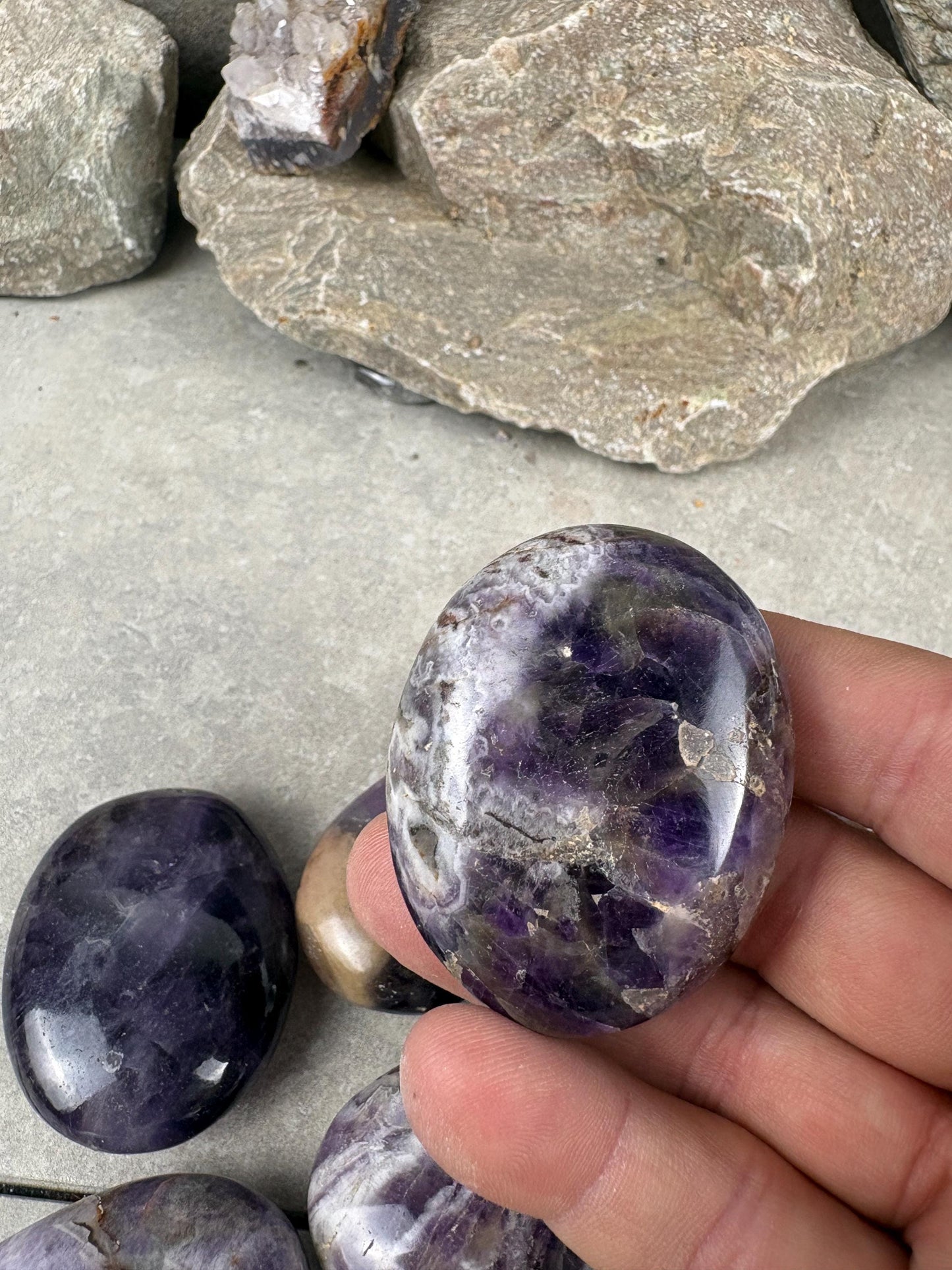 Traditional India Saputra Amethyst Mountain Palm Stone Polished Carved Crystal Home Decor Worry Pocket Stress Anxiety Palm Stone Birthday