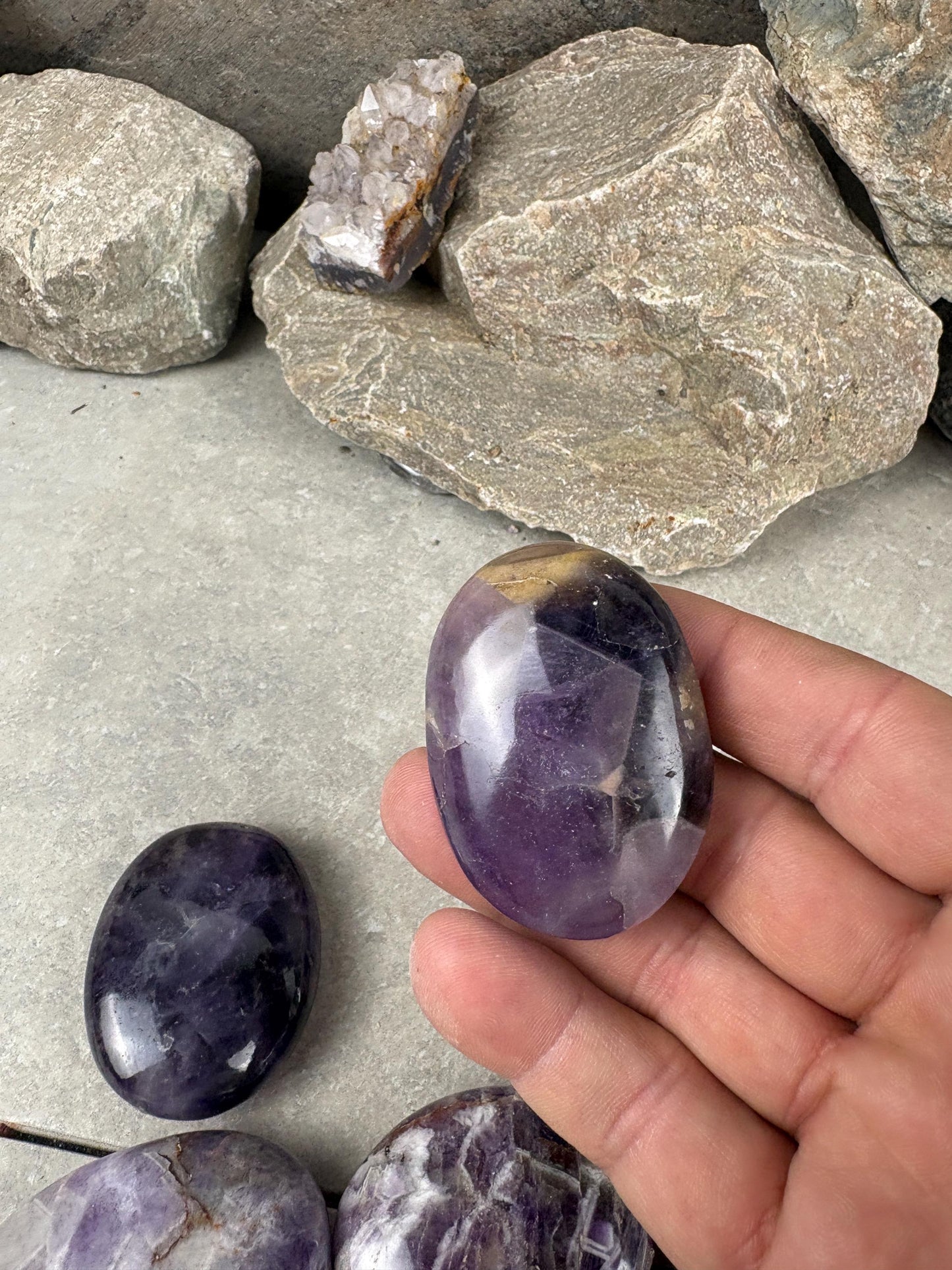 Traditional India Saputra Amethyst Mountain Palm Stone Polished Carved Crystal Home Decor Worry Pocket Stress Anxiety Palm Stone Birthday
