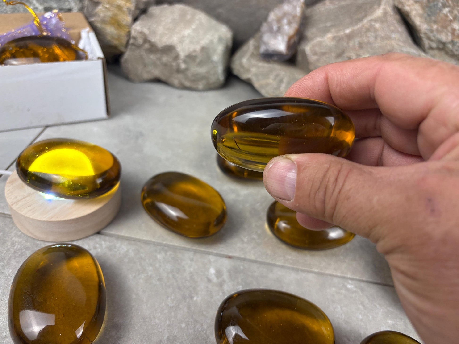 Smelting Honey Quartz Palm Stones Healing Crystal Yellow Quartz Spiritual Energy Stone Meditation Mindfulness Handheld Crystal Home Decor