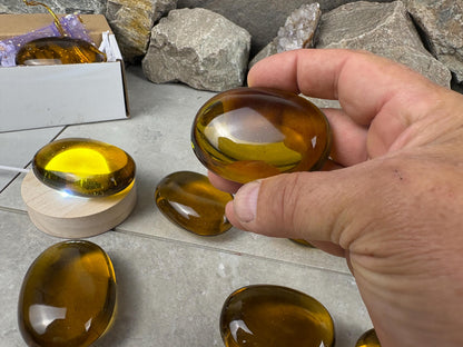 Smelting Honey Quartz Palm Stones Healing Crystal Yellow Quartz Spiritual Energy Stone Meditation Mindfulness Handheld Crystal Home Decor