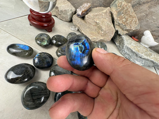 Finland Spectrolite Natural Palm Stone Smooth Polished Carved Crystal for Distraction Anxiety Worry Home Dcor Arts Crafts Birthday Gift